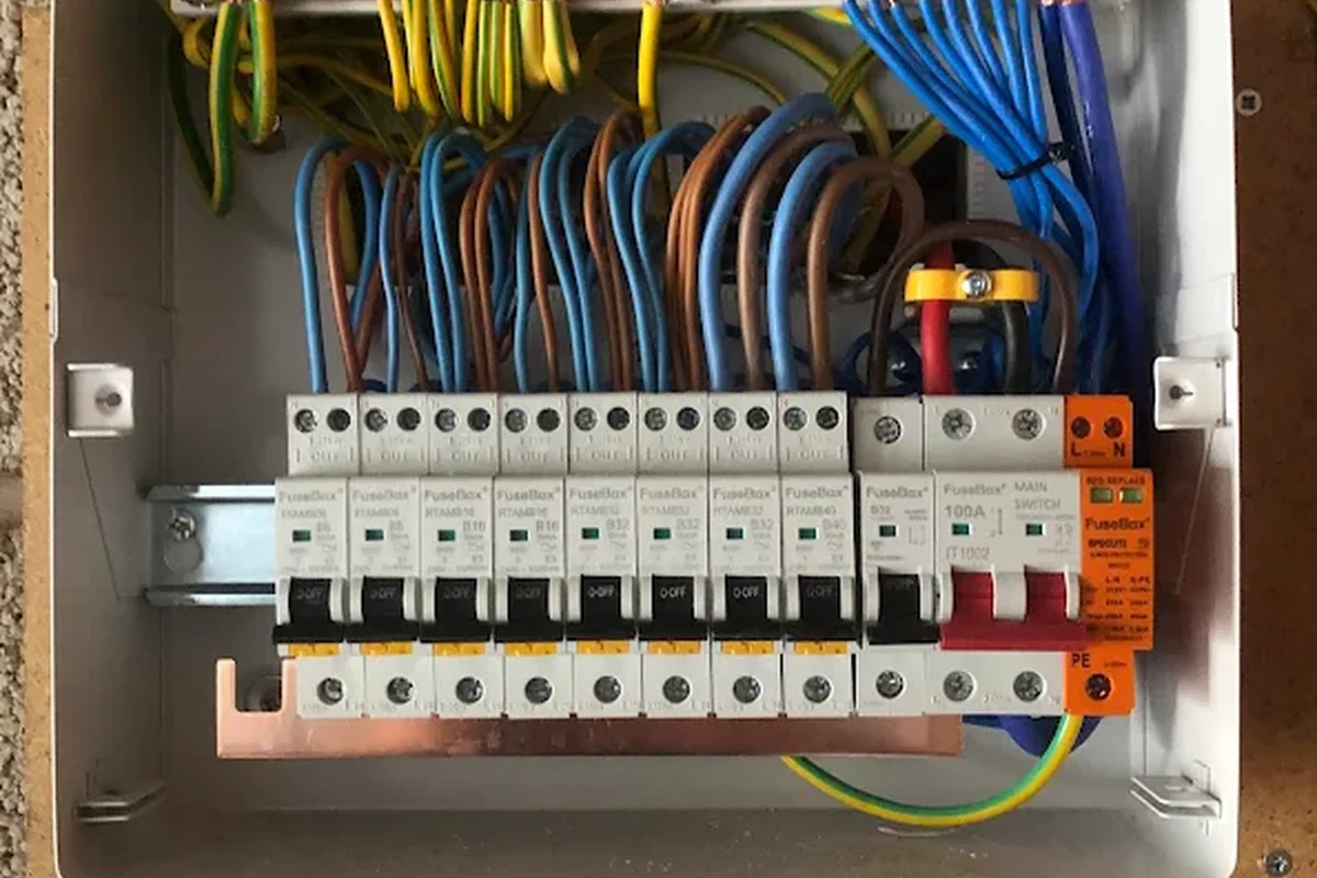 Consumer unit and electrical installation